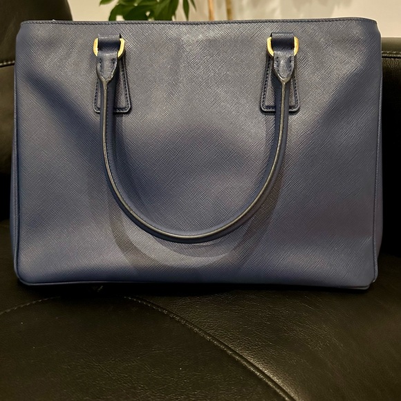 ❣️SOLD❣️Authentic Prada tote bag ( missing strap) - Picture 9 of 12